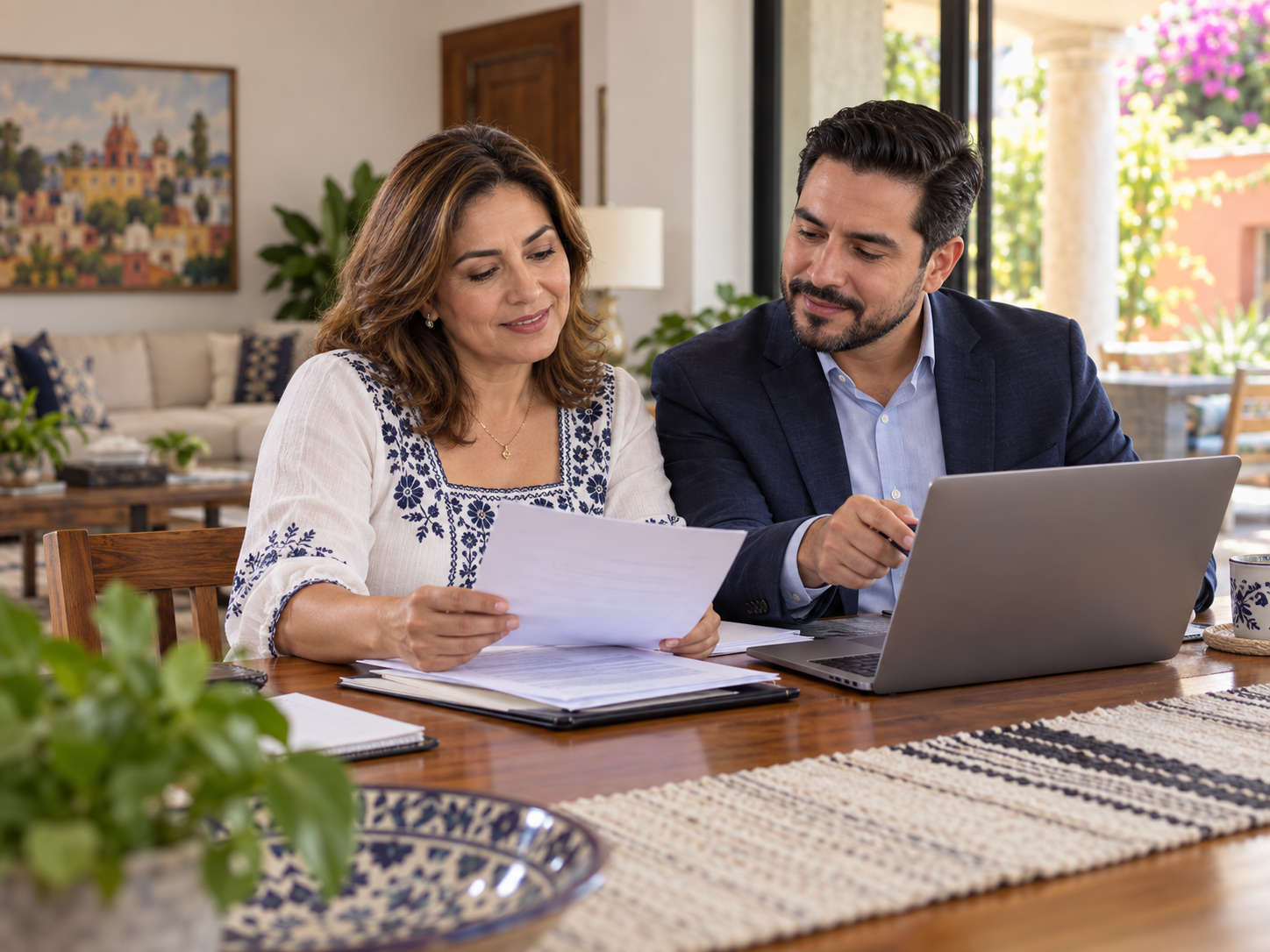 Cliente y asesor revisando condiciones de una hipoteca